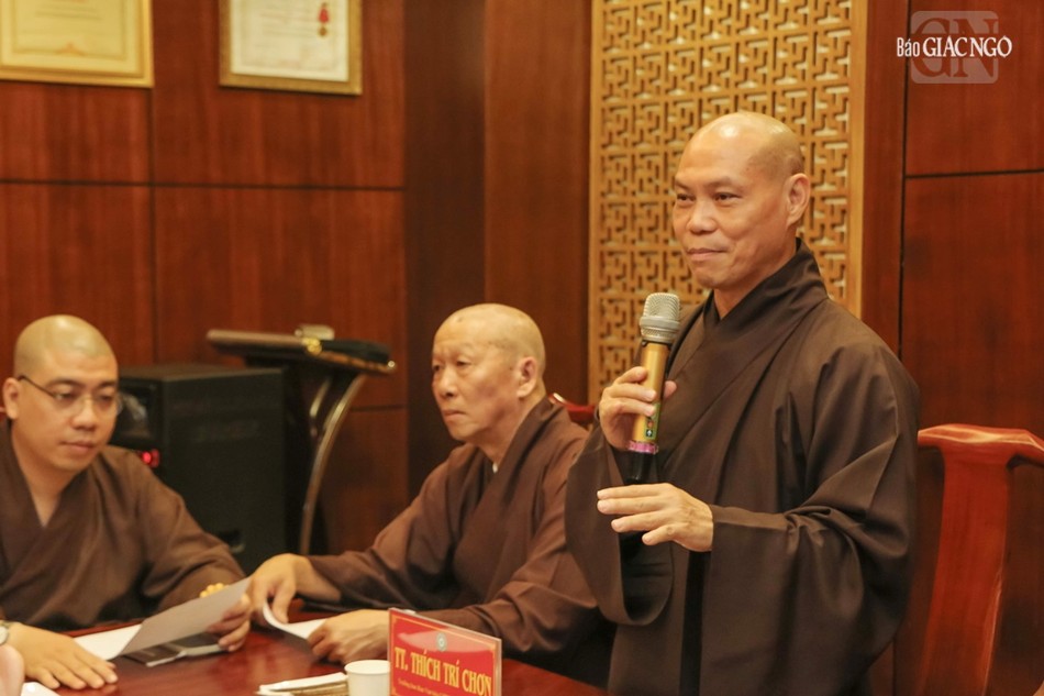 Thượng tọa Thích Trí Chơn chủ trì buổi họp Thượng tọa Thích Trí Chơn chủ trì buổi họp