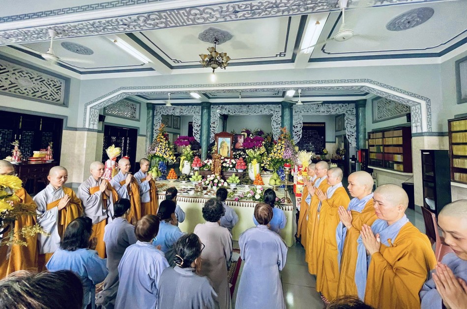 Chư Ni, Phật tử thành kính tưởng niệm - Ảnh: K.S Chư Ni, Phật tử thành kính tưởng niệm - Ảnh: K.S