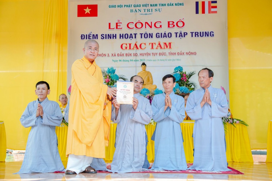 Thượng tọa Thích Quảng Hiền trao quyết định đến ông Nguyễn Thành Tâm, đại diện Ban Hộ tự đạo tràng Giác Tâm