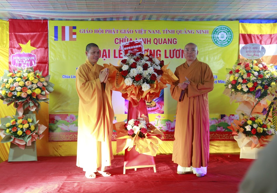 Đại diện Ban Trị sự Phật giáo tỉnh Quảng Ninh tặng hoa chúc mừng Đại diện Ban Trị sự Phật giáo tỉnh Quảng Ninh tặng hoa chúc mừng