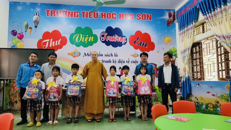 Đại đức Thích Tuệ Minh trao quà cho học sinh Đại đức Thích Tuệ Minh trao quà cho học sinh
