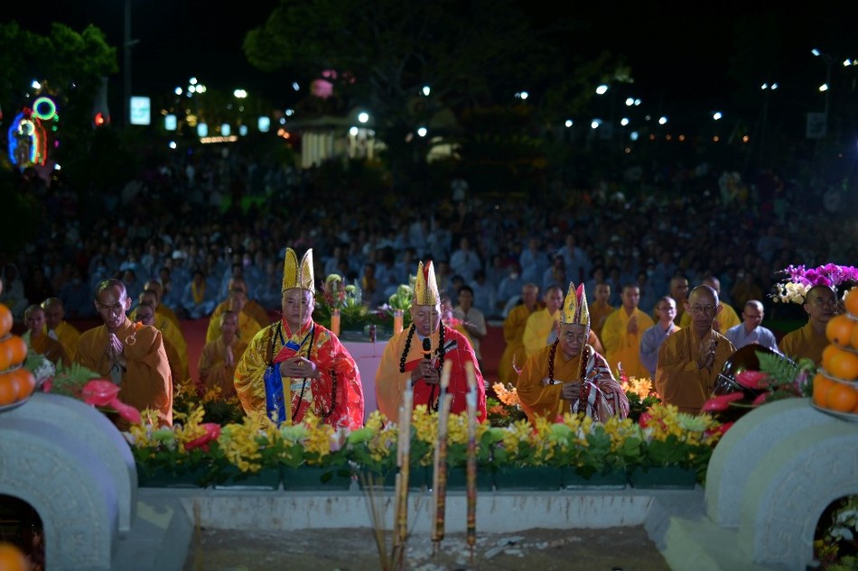 Chư tôn đức niêm hương tại buổi lễ Chư tôn đức niêm hương tại buổi lễ