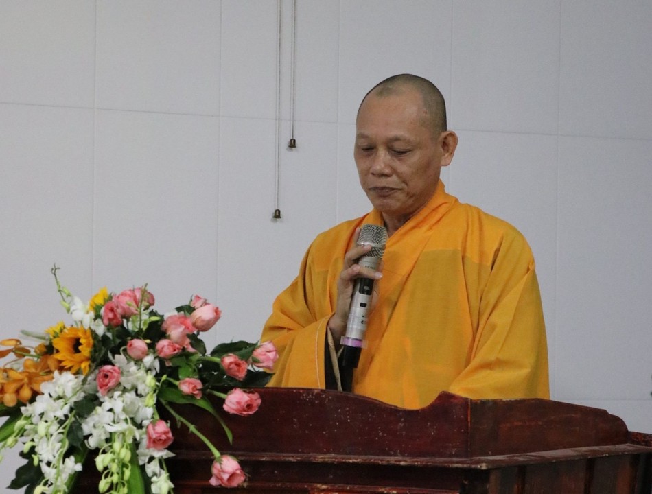 Đại đức Thích Minh Hải, Phó Trưởng Thường trực Ban Hướng dẫn Phật tử GHPGVN tỉnh phát biểu khai mạc tại đạo tràng Đại đức Thích Minh Hải, Phó Trưởng Thường trực Ban Hướng dẫn Phật tử GHPGVN tỉnh phát biểu khai mạc tại đạo tràng