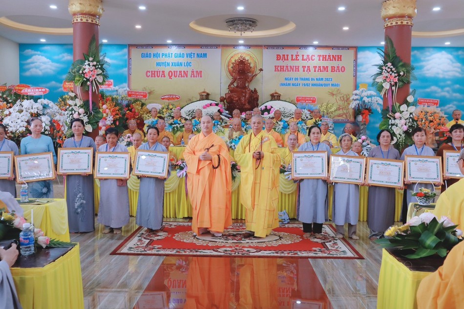 Tặng Bằng tuyên dương công đức đến 16 tập thể và 4 cá nhân Tặng Bằng tuyên dương công đức đến 16 tập thể và 4 cá nhân