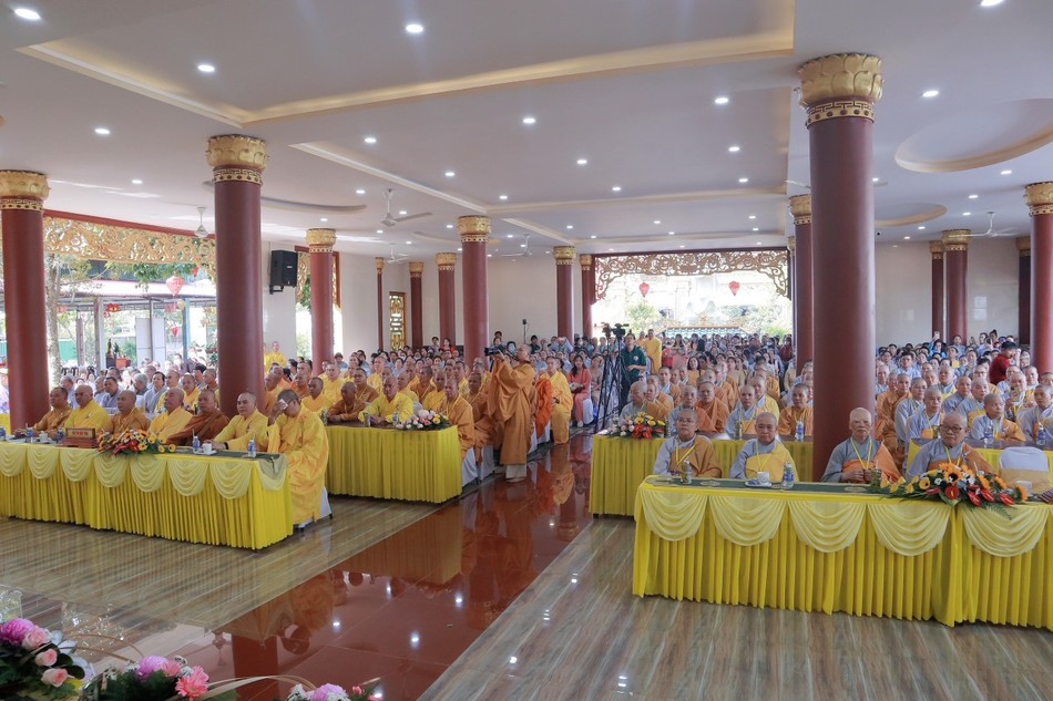 Chư tôn đức Tăng Ni, Phật tử tham dự lễ khánh thành chùa Quan Âm Chư tôn đức Tăng Ni, Phật tử tham dự lễ khánh thành chùa Quan Âm