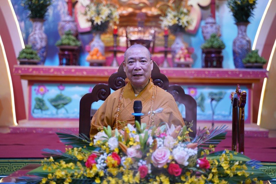 Hòa thượng Thích Bảo Nghiêm đăng đàn truyền giới đến Phật tử tại khóa tu Hòa thượng Thích Bảo Nghiêm đăng đàn truyền giới đến Phật tử tại khóa tu