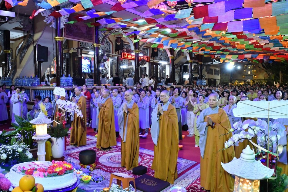 Chư Ni Quan Âm tu viện đảnh lễ Đức Bồ-tát Quán Thế Âm kỷ niệm ngày khánh đản của Ngài Chư Ni Quan Âm tu viện đảnh lễ Đức Bồ-tát Quán Thế Âm kỷ niệm ngày khánh đản của Ngài