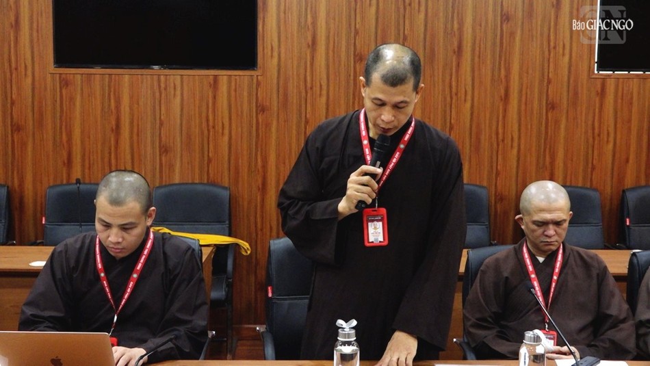 Thượng tọa Thích Thiện Thật, Cán bộ Văn phòng II báo cáo công tác tiếp nhận hồ sơ Thượng tọa Thích Thiện Thật, Cán bộ Văn phòng II báo cáo công tác tiếp nhận hồ sơ