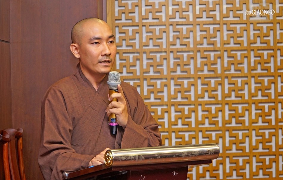 Đại đức Thích Thiện Nghĩa điều phối chương trình buổi họp