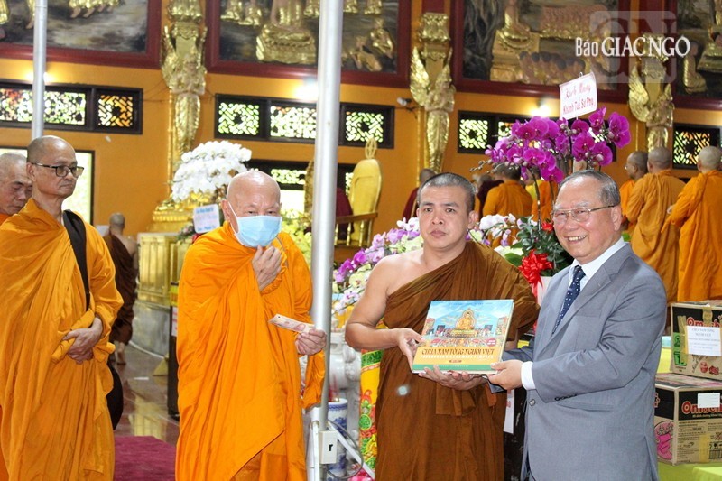 Nhiếp ảnh gia Võ Văn Tường sách đến chư Tăng tại thiền viện Phước Sơn Nhiếp ảnh gia Võ Văn Tường sách đến chư Tăng tại thiền viện Phước Sơn