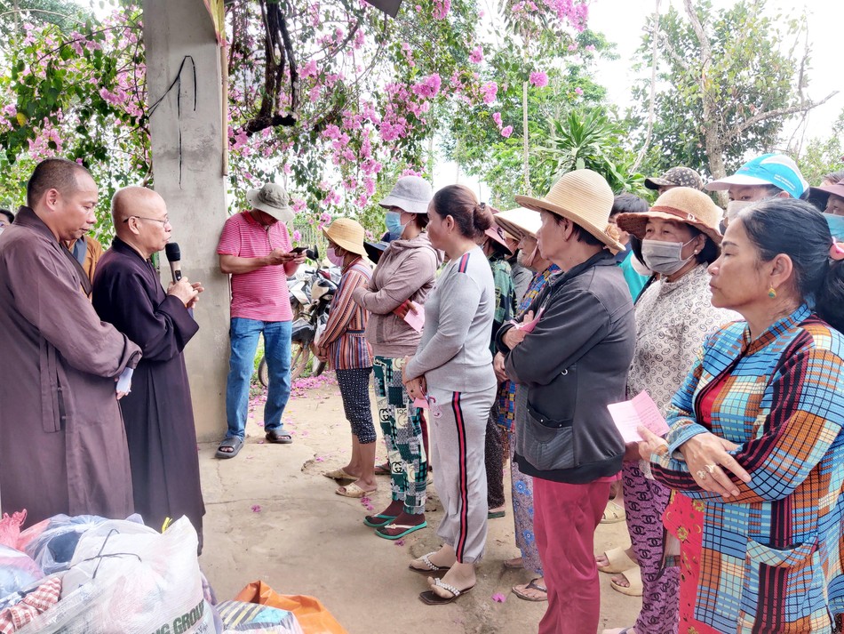 Hòa thượng Thích Chơn Nguyên động viên bà con vượt qua khó khăn - Ảnh: CTV Hòa thượng Thích Chơn Nguyên động viên bà con vượt qua khó khăn - Ảnh: CTV