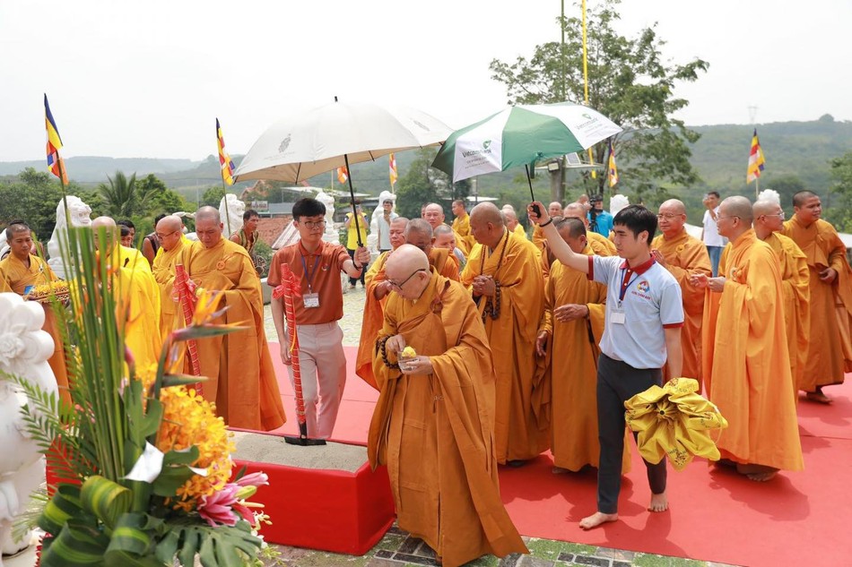 Nghi thức sái tịnh, đặt đá xây dựng tam quan, đài Quan Thế Âm trong khuôn viên chùa Thanh Sơn Nghi thức sái tịnh, đặt đá xây dựng tam quan, đài Quan Thế Âm trong khuôn viên chùa Thanh Sơn