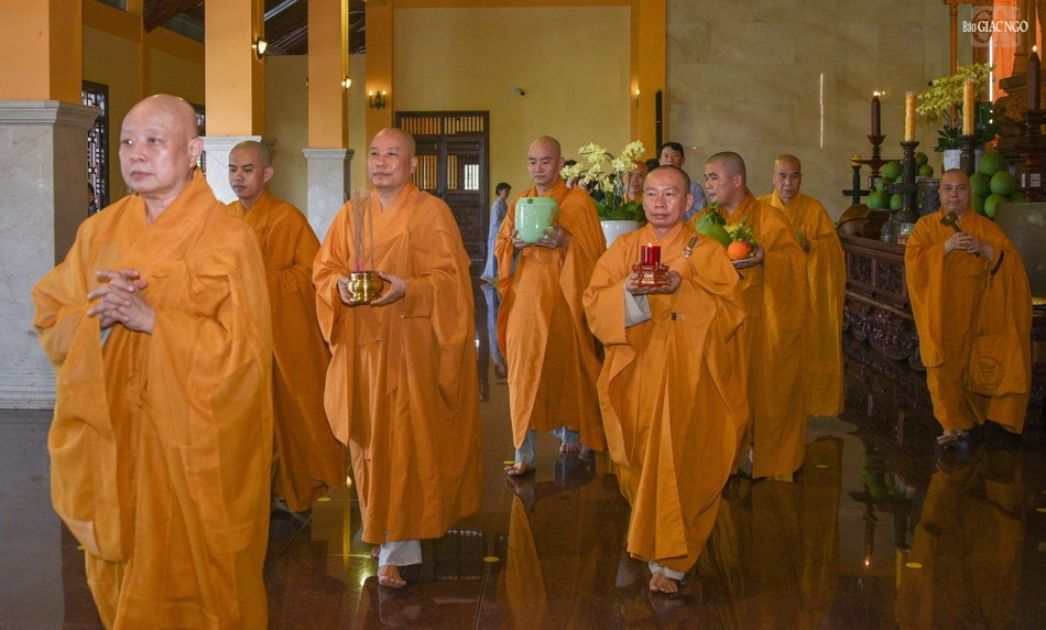 Chư tôn đức cung thỉnh linh cốt Đại lão Hòa thượng rời Tổ đường Việt Nam Quốc Tự Chư tôn đức cung thỉnh linh cốt Đại lão Hòa thượng rời Tổ đường Việt Nam Quốc Tự