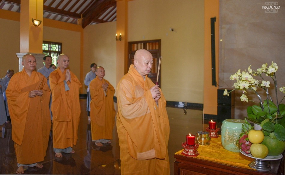 Hòa thượng Thích Lệ Trang đảnh lễ, niêm hương cầu nguyện Giác linh Đại lão Hòa thượng Thích Từ Nhơn tại Tổ đường Việt Nam Quốc Tự Hòa thượng Thích Lệ Trang đảnh lễ, niêm hương cầu nguyện Giác linh Đại lão Hòa thượng Thích Từ Nhơn tại Tổ đường Việt Nam Quốc Tự