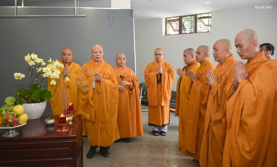 Hòa thượng Trưởng ban Trị sự GHPGVN TP.HCM phát biểu hoàn nguyện, thông tin với đại chúng về việc chuẩn bị lễ tưởng niệm 10 năm ngày Đại lão Hòa thượng Thích Từ Nhơn viên tịch Hòa thượng Trưởng ban Trị sự GHPGVN TP.HCM phát biểu hoàn nguyện, thông tin với đại chúng về việc chuẩn bị lễ tưởng niệm 10 năm ngày Đại lão Hòa thượng Thích Từ Nhơn viên tịch