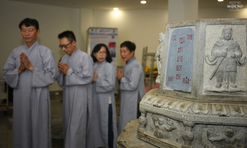 Hiếu quyến Đại lão Hòa thượng nhiễu tháp Hiếu quyến Đại lão Hòa thượng nhiễu tháp