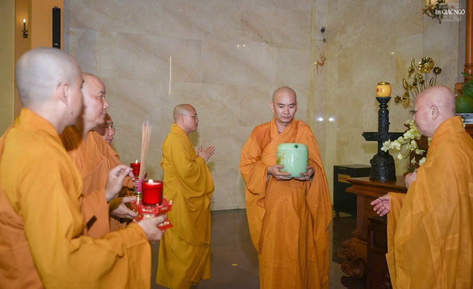 Cung thỉnh linh cốt Đại lão Hòa thượng Cung thỉnh linh cốt Đại lão Hòa thượng