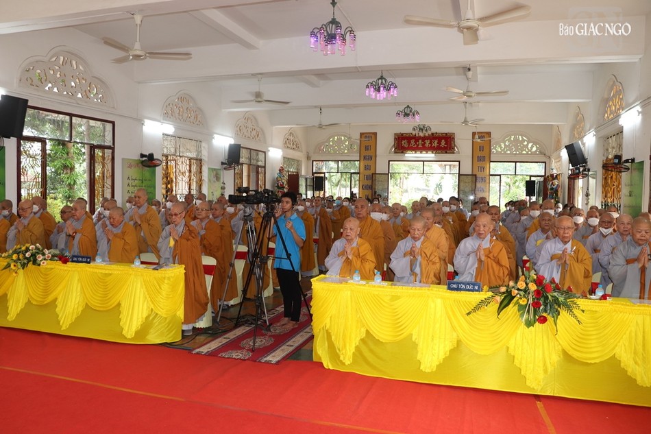 Chư Ni dâng nén tâm hương tưởng niệm, tri ân công đức của cố Ni trưởng Thích nữ Giác Ngọc Chư Ni dâng nén tâm hương tưởng niệm, tri ân công đức của cố Ni trưởng Thích nữ Giác Ngọc