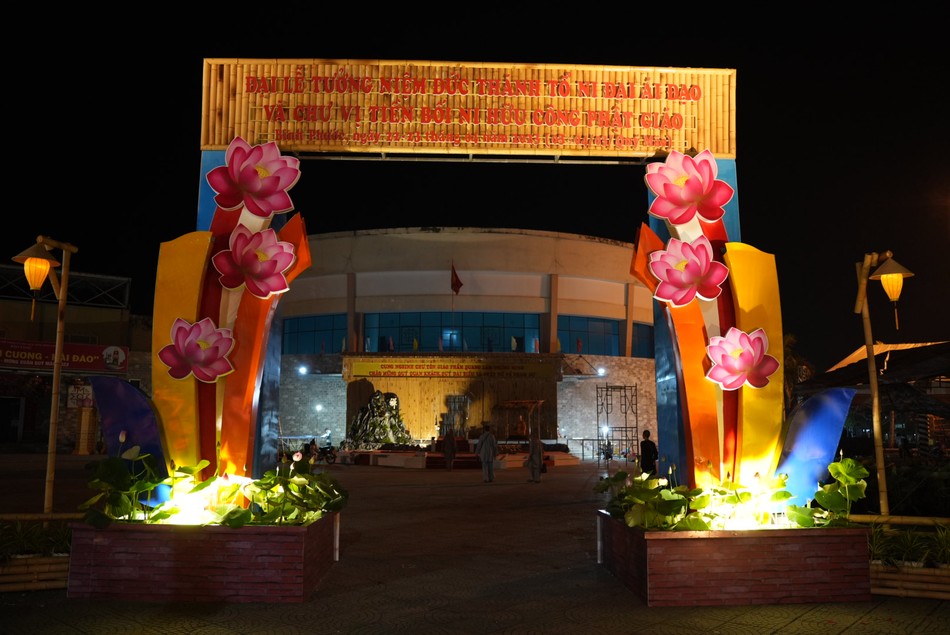 Cổng chào tại Trung tâm Văn hóa TP.Đồng Xoài - nơi diễn ra lễ tưởng niệm chính thức - Ảnh: TTTT Ni giới BP