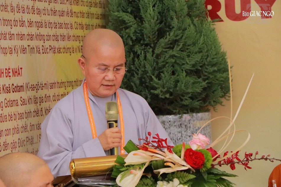 Ni sư Thích nữ Như Nguyệt đọc lời dẫn