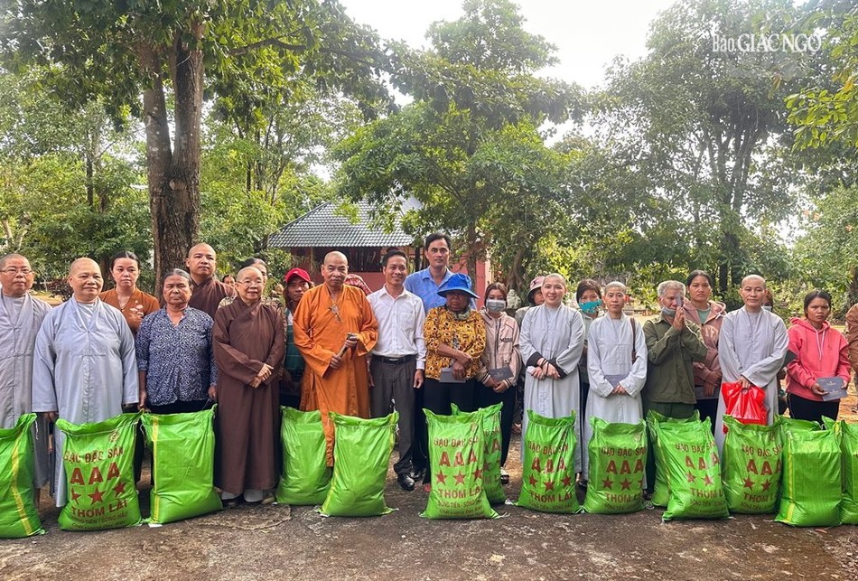 Phân ban Ni giới tỉnh Bình Phước trao quà đến người nghèo nhân Đại lễ tưởng niệm Đức Thánh Tổ Ni Đại Ái Đạo - Ảnh: Ban TT-TT Phật giáo Bình Phước Phân ban Ni giới tỉnh Bình Phước trao quà đến người nghèo nhân Đại lễ tưởng niệm Đức Thánh Tổ Ni Đại Ái Đạo - Ảnh: Ban TT-TT Phật giáo Bình Phước
