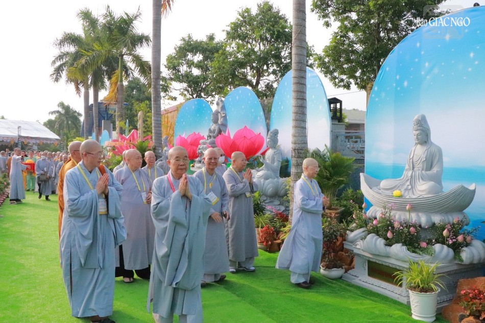 Chư Ni tham quan triển lãm