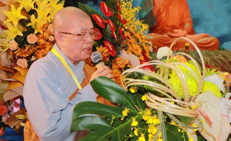 Ni trưởng Thích nữ Đàm Lan công bố quyết định trao biểu tượng và cờ luân lưu đăng cai tổ chức Đại lễ tưởng niệm Đức Thánh Tổ Ni vào năm 2024 Ni trưởng Thích nữ Đàm Lan công bố quyết định trao biểu tượng và cờ luân lưu đăng cai tổ chức Đại lễ tưởng niệm Đức Thánh Tổ Ni vào năm 2024