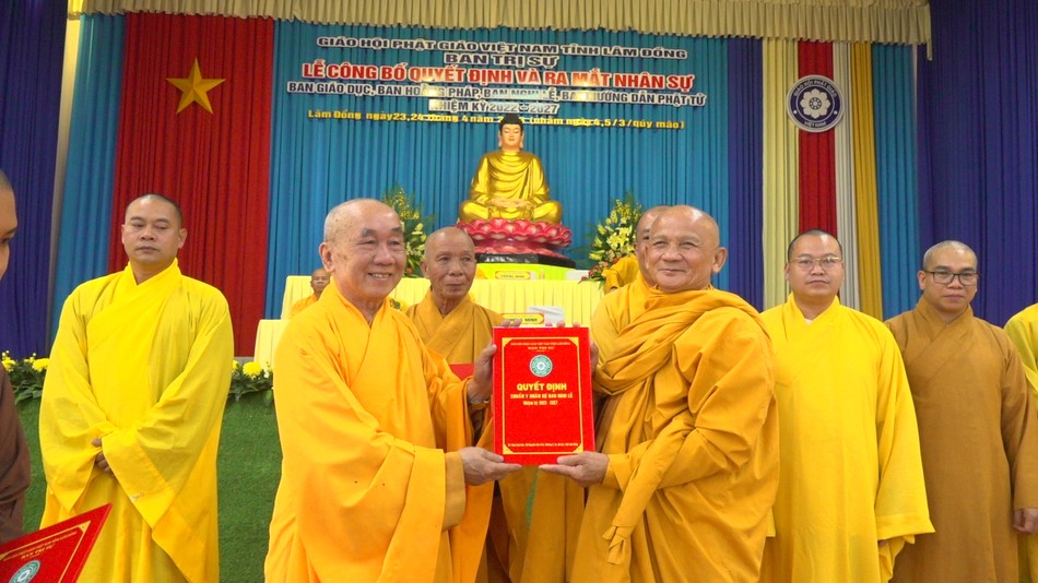 Hòa thượng Thích Thanh Tân trao quyết định