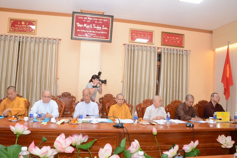 Chư tôn đức Tăng Ni tham dự họp Chư tôn đức Tăng Ni tham dự họp