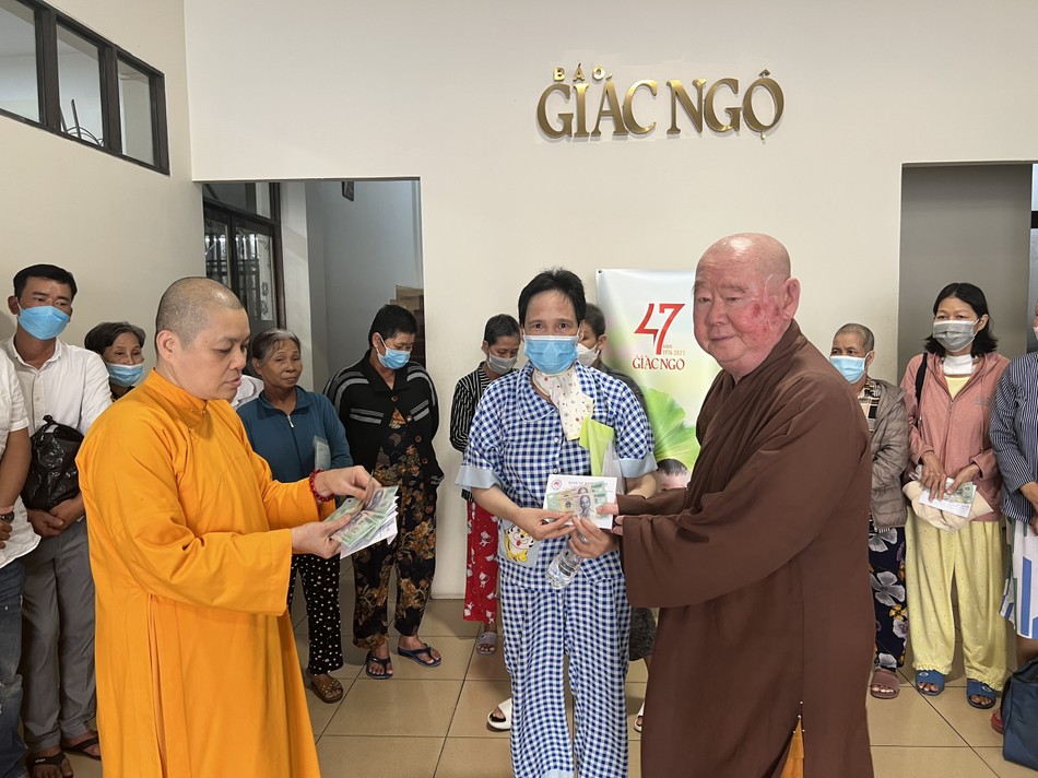 Trao tiền bạn đọc ủng hộ bệnh nhân ung bướu - Ảnh: M.Tuyền Trao tiền bạn đọc ủng hộ bệnh nhân ung bướu - Ảnh: M.Tuyền