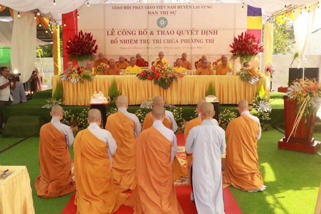 Chư Ni chùa Phương Trì đối trước chư tôn đức