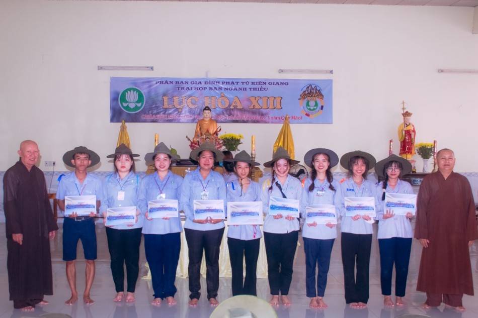 Phát thưởng đến đại diện các Gia đình Phật tử tại lễ bế mạc