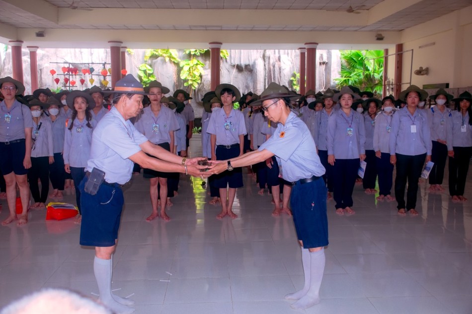 Trại trưởng trao còi lệnh cho trại phó Trại họp bạn
