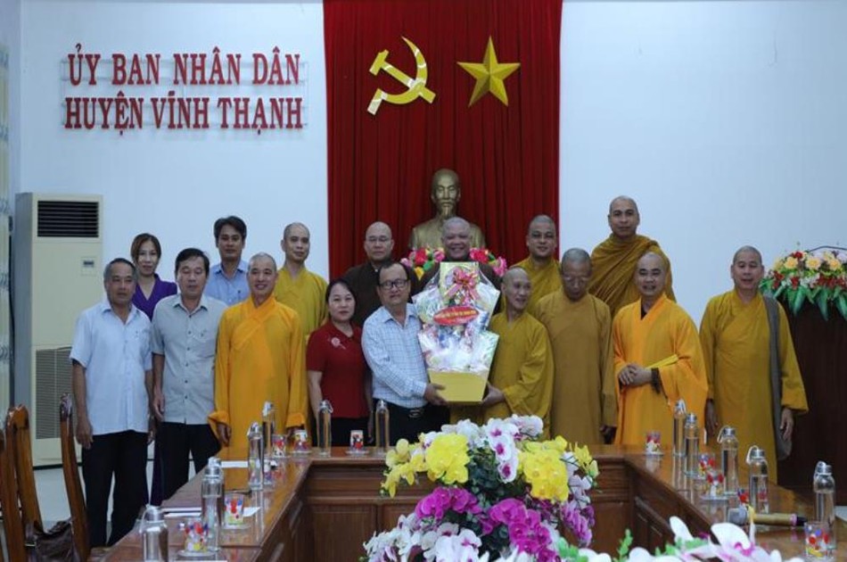 Phân ban Phật tử Dân tộc T.Ư trao quà đến lãnh đạo UBND H.Vĩnh Thạnh Phân ban Phật tử Dân tộc T.Ư trao quà đến lãnh đạo UBND H.Vĩnh Thạnh