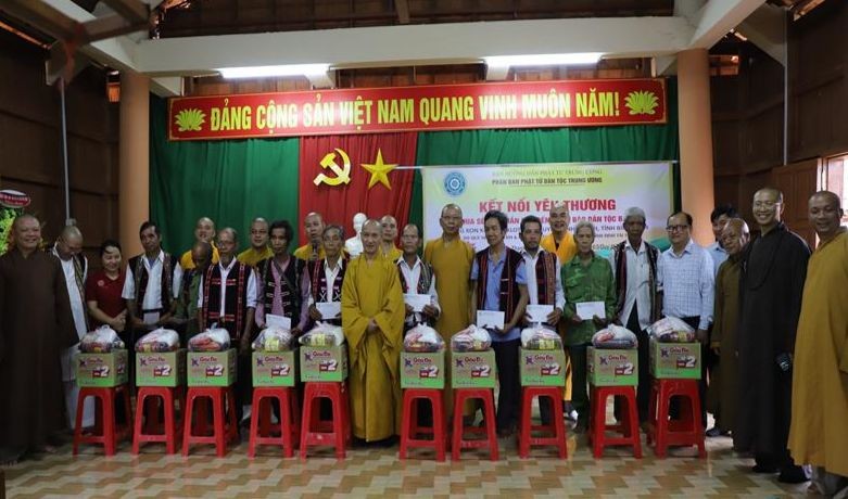 Đoàn tặng 200 phần quà đến đồng bào dân tộc Bana Đoàn tặng 200 phần quà đến đồng bào dân tộc Bana