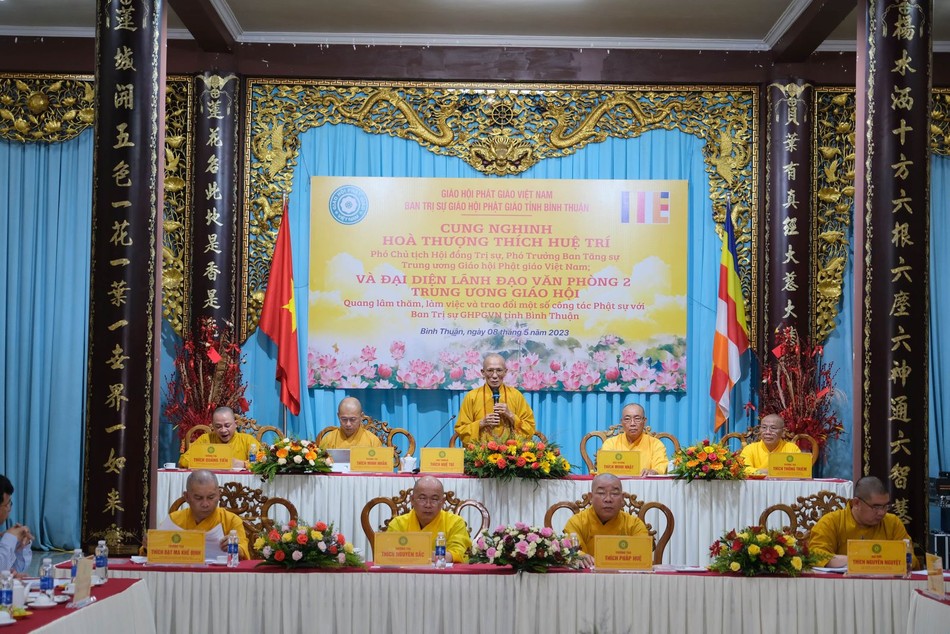 Hòa thượng Thích Huệ Trí phát biểu tại hội nghị Hòa thượng Thích Huệ Trí phát biểu tại hội nghị