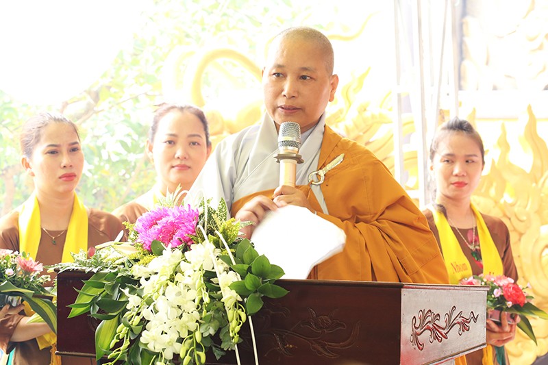 Sư cô Thích nữ Nguyệt Khánh báo cáo tiến trình xây dựng Sư cô Thích nữ Nguyệt Khánh báo cáo tiến trình xây dựng