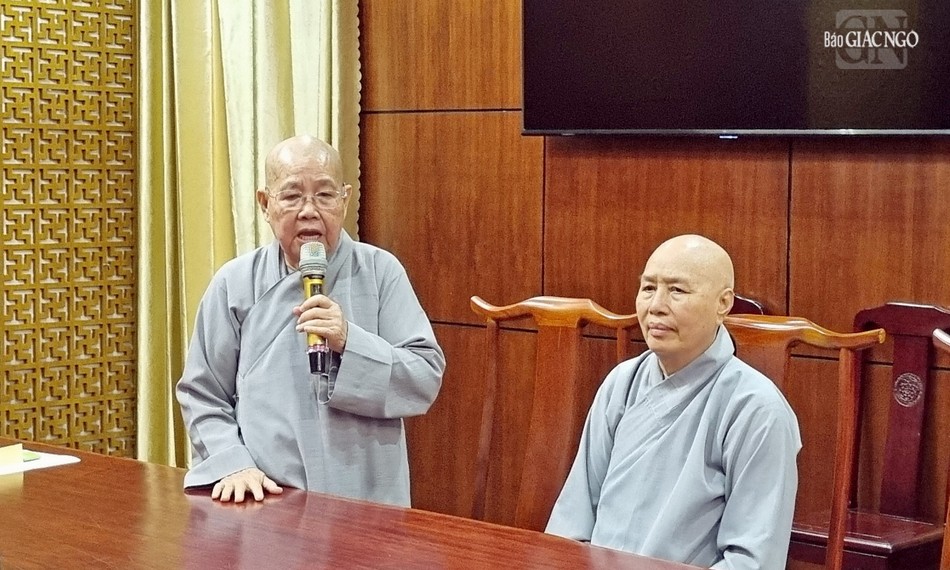 Ni trưởng Thích nữ Từ Nhẫn chủ trì buổi họp Ni trưởng Thích nữ Từ Nhẫn chủ trì buổi họp