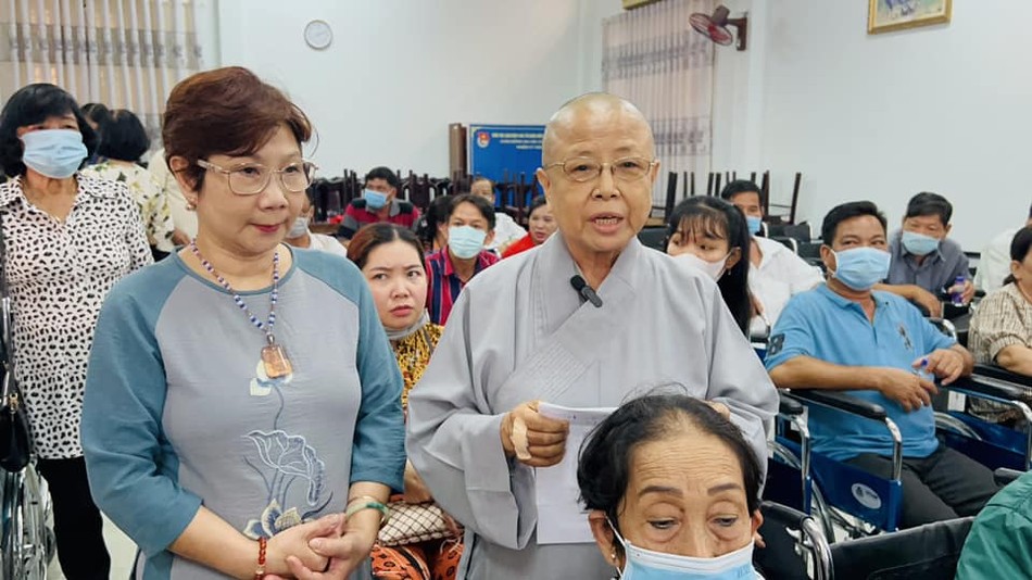 Đại diện Hội từ thiện Hồng Kông trao tặng 60 xe lăn đến người khuyết tật tại TP.Cần Thơ Đại diện Hội từ thiện Hồng Kông trao tặng 60 xe lăn đến người khuyết tật tại TP.Cần Thơ