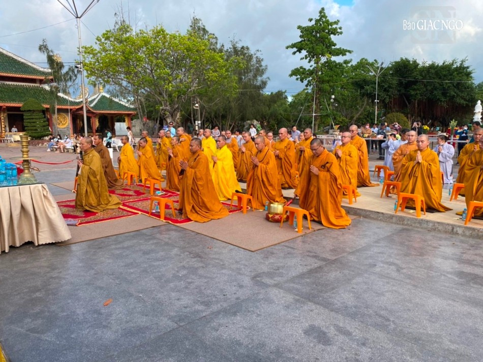Chư tôn đức thực hiện các nghi thức nguyện cầu Bồ-tát Quán Thế Âm Chư tôn đức thực hiện các nghi thức nguyện cầu Bồ-tát Quán Thế Âm