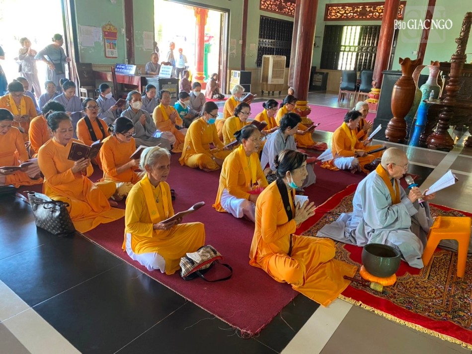 Phật tử các đạo tràng tụng niệm nhân lễ hội Quán Âm Nam Hải Phật tử các đạo tràng tụng niệm nhân lễ hội Quán Âm Nam Hải