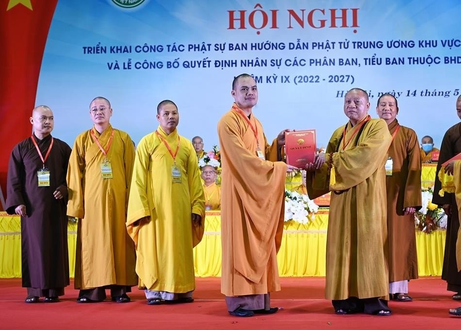 Hòa thượng Thích Gia Quang trao quyết định