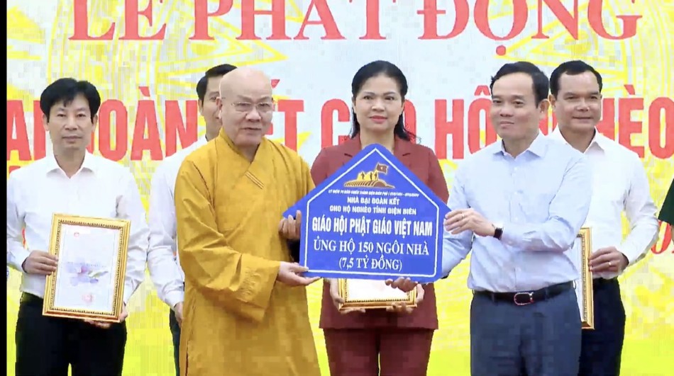 Hòa thượng Thích Quảng Tùng đại diện GHPGVN trao bảng ủng hộ 150 ngôi nhà Đại đoàn kết