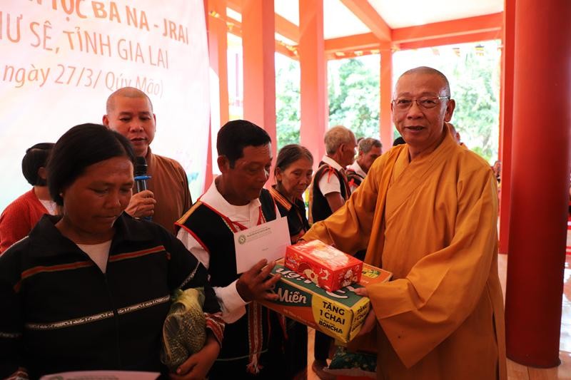 Thượng tọa Thích Quảng Tuấn trao quà đến bà con dân tộc tỉnh Gia Lai Thượng tọa Thích Quảng Tuấn trao quà đến bà con dân tộc tỉnh Gia Lai