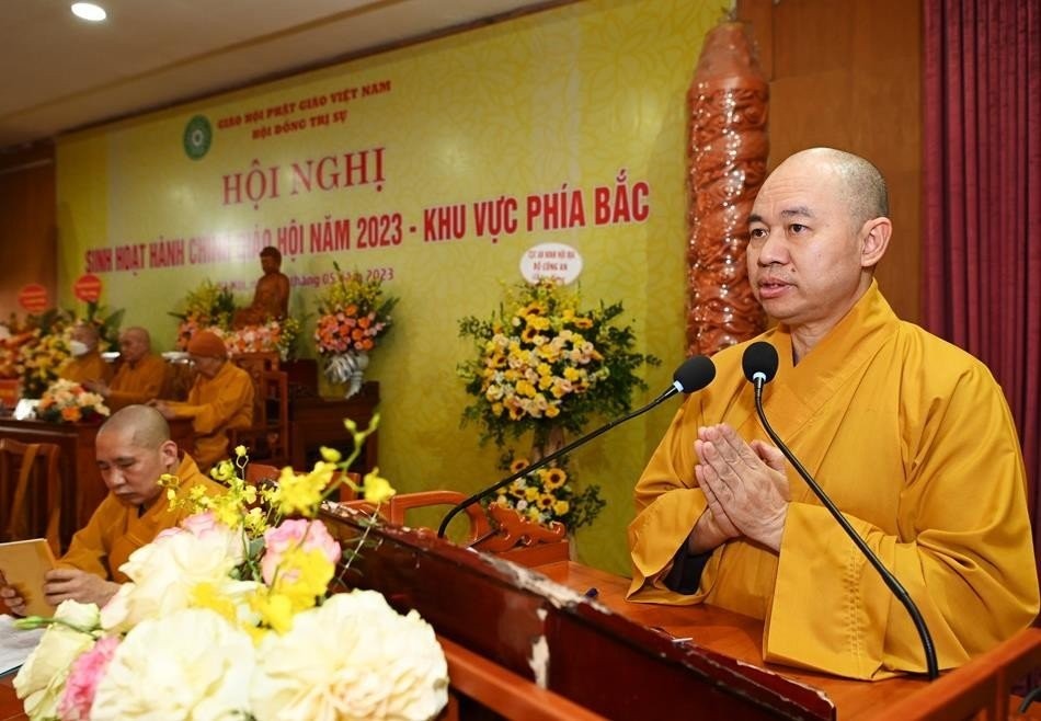 Thượng tọa Thích Đức Thiện trình bày báo cáo tóm tắt công tác Phật sự những tháng đầu năm 2023 của GHPGVN