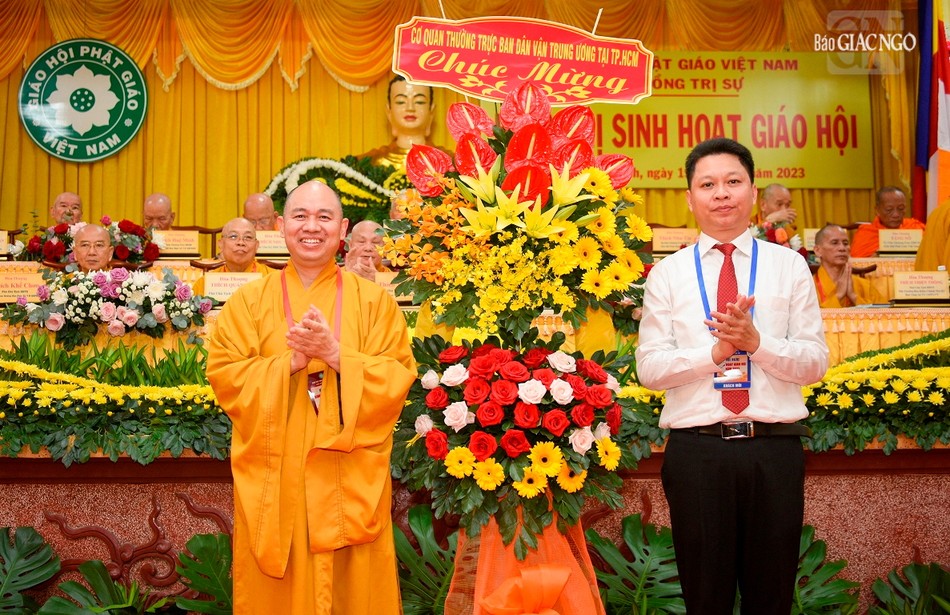 Đại diện Ban Dân vận T.Ư phía Nam tặng hoa chúc mừng