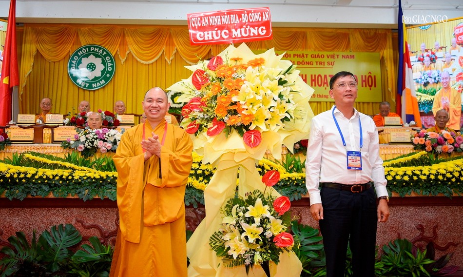 Đại diện Cục An ninh nội địa - Bộ Công an tặng hoa chúc mừng