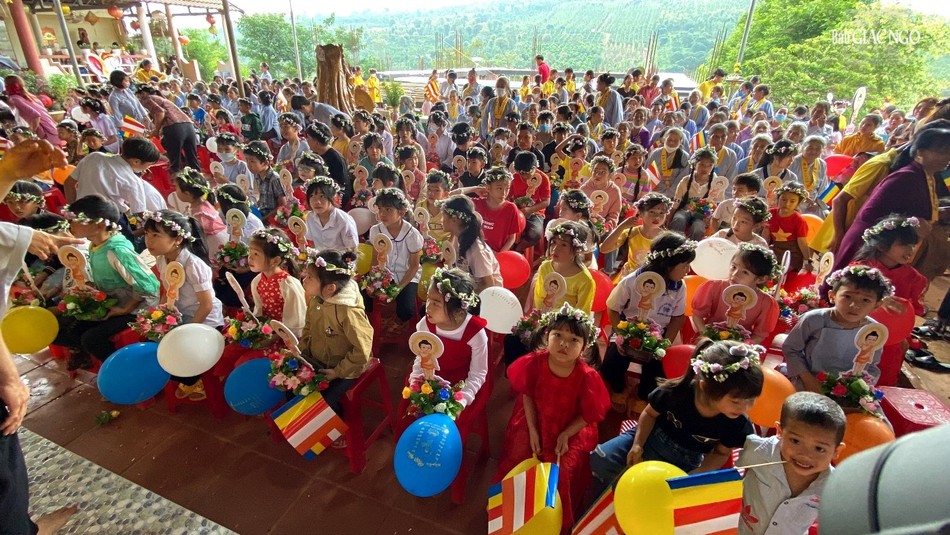 200 em Phật tử tham gia cung rước Phật kính mừng Đức Phật đản sinh