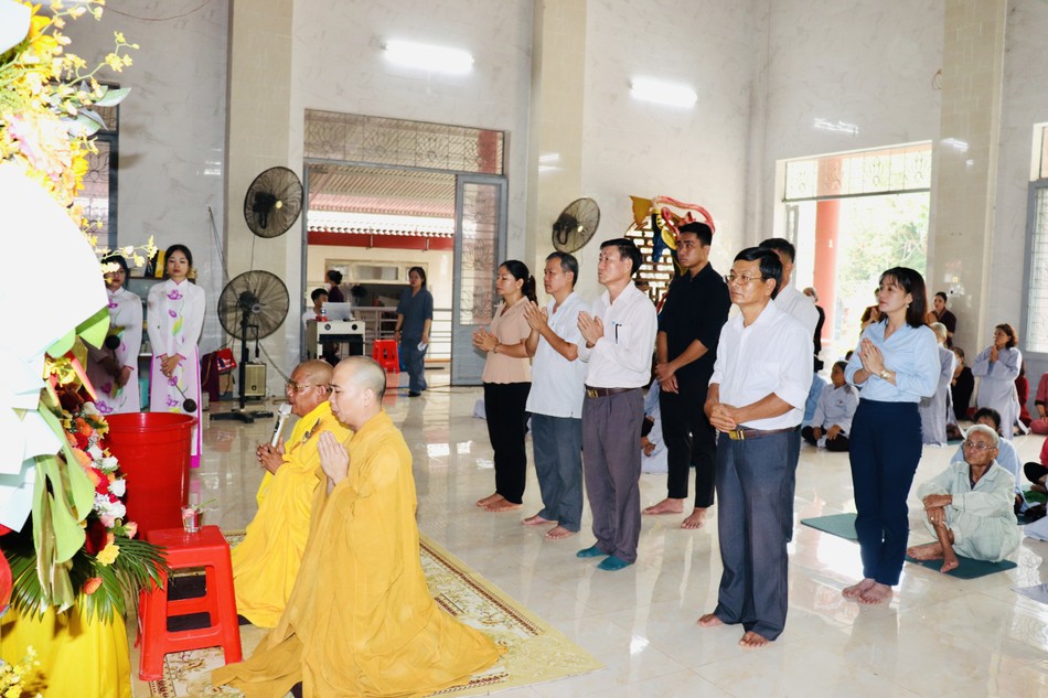 Chư tôn đức cùng các đại biểu thực hiện nghi thức dâng hương, đảnh lễ Tam bảo Chư tôn đức cùng các đại biểu thực hiện nghi thức dâng hương, đảnh lễ Tam bảo