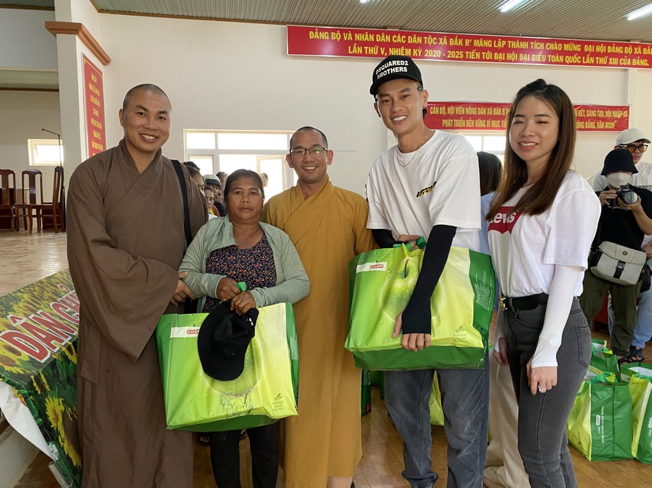 Đại đức Thích Minh Phú, Phó Thường trực Ban Từ thiện xã hội Phật giáo TP.HCM, Chủ tịch Hội Từ thiện chùa Tường Nguyên và thành viên đoàn trao quà đến các gia đình khớ khăn - Ảnh: TN Đại đức Thích Minh Phú, Phó Thường trực Ban Từ thiện xã hội Phật giáo TP.HCM, Chủ tịch Hội Từ thiện chùa Tường Nguyên và thành viên đoàn trao quà đến các gia đình khớ khăn - Ảnh: TN